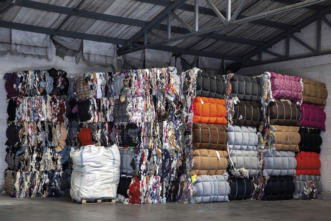 Vaciado de locales comerciales en Barcelona. Retirada de mobiliario, desmontajes y gestión de residuos con rapidez.